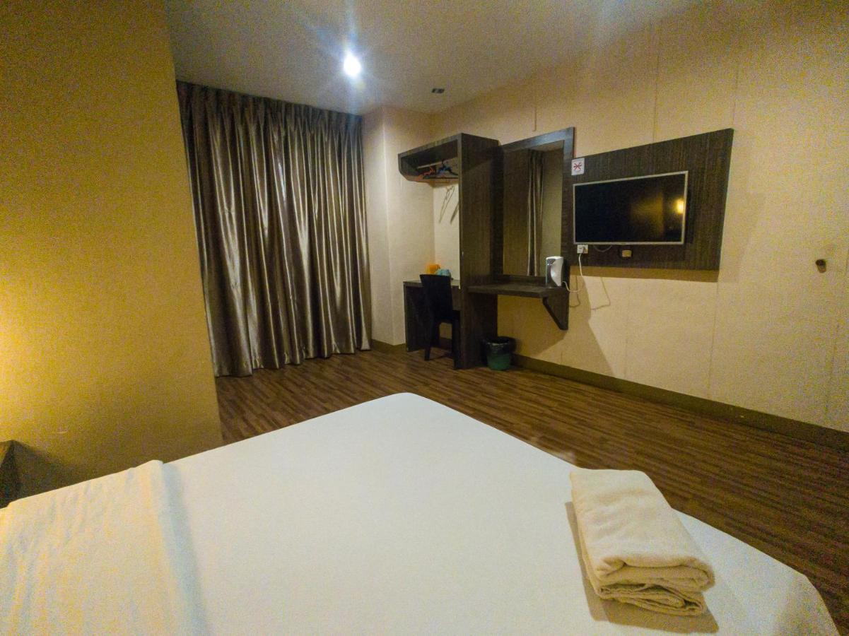 V Hotel Johor Bahru Buitenkant foto