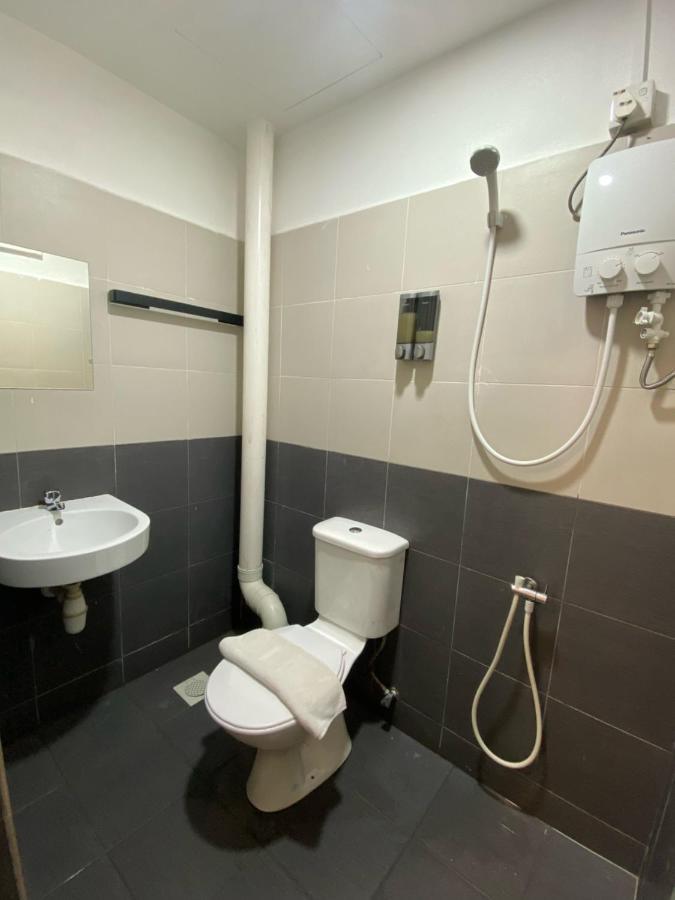 V Hotel Johor Bahru Buitenkant foto
