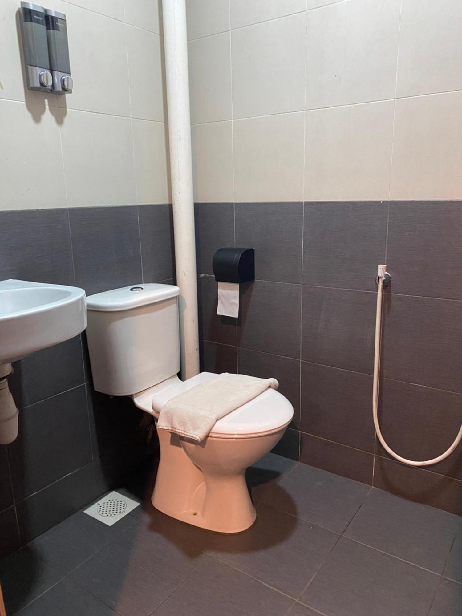 V Hotel Johor Bahru Buitenkant foto